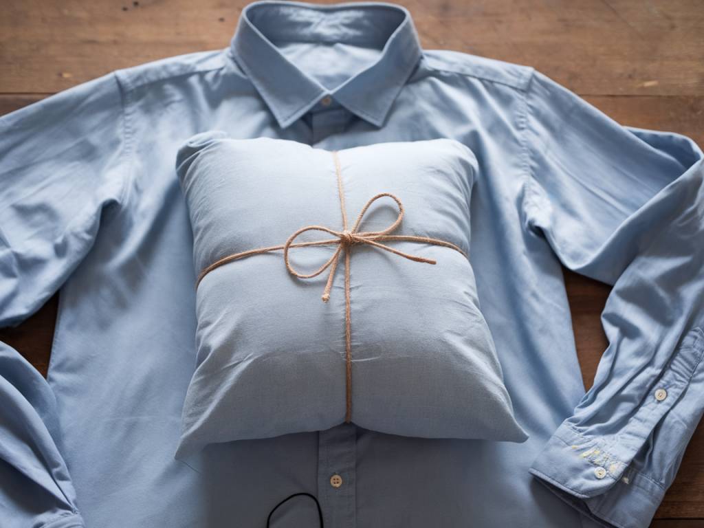 DIY : Fabriquer une housse de coussin avec une vieille chemise