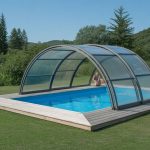 Prix abri piscine bas coulissant : comment choisir un modèle durable et esthétique sans dépasser votre budget